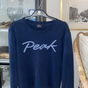 Peak performance tröja - En ganska soft tröja som går att matcha på många olika sätt. Storlek (S). Kan prutas vid snabb affär.