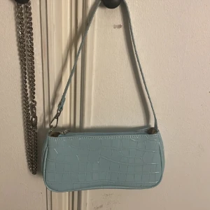 En blå väska - Säljer en blå väska, knappt använd🩷