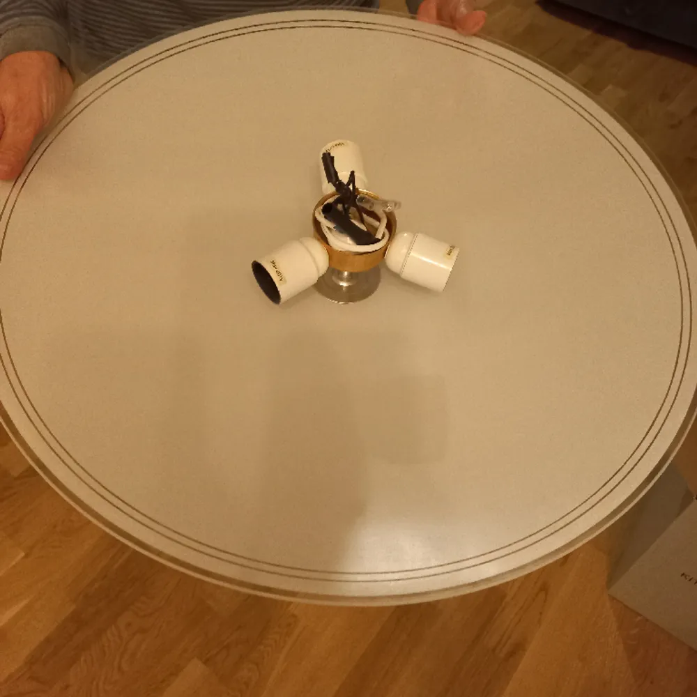 En 60cmi diameter plafond lampa som passar till kök såsom hall, korridor eller varsomhelst.  Byte lampor och då passar den inte in längre.  fungerar som den ska, glödlampor ingår ej. Övrigt.