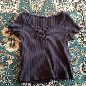 2000s liknande svart kortärmad tröja med knytfunktion - Bra skick kortärmad ribbad tröja i svart med knytfunktion där fram💞