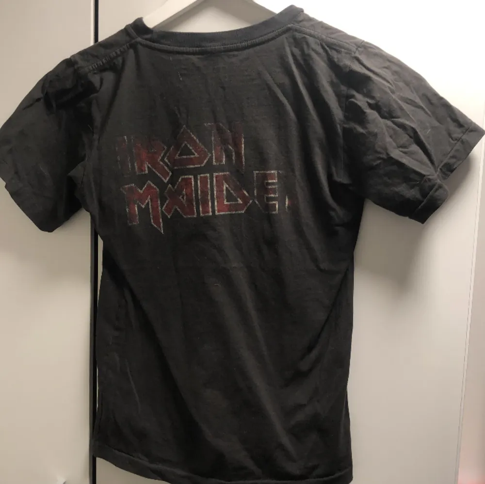 En tshirt med Iron Maiden tryck både fram och bak. Köpt secondhand så jag vet inte var den är ifrån . T-shirts.