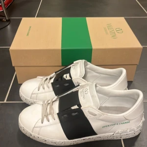 Valentino open - Säljer mina valentino opens i storleken 42, de kommer sällan till användning. Det är en limited edition open for a change verision. Nypris 6000kr.  Box, nya snören och kvitto tillkommer.