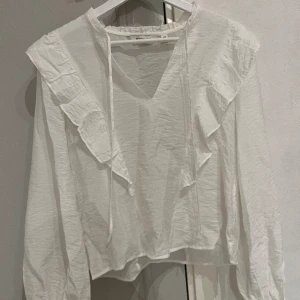 Sommar blus - En tunn fin sommar blus som inte är använd, perfekt att ha på våren och på sommaren😍 är lite genomskinlig 