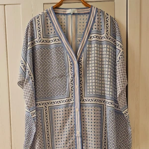 By malina kaftan - By Malina strandlklänning men kan bäras som kaftan. Använd 1 ggn, storlek S/M men kan passa L.