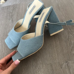 Oanvända klackar - Ett par skitsnygga klackar från Nelly, jeans material men babyblå🥹  Säljer då dem var för stora för mig, har aldrig använts.