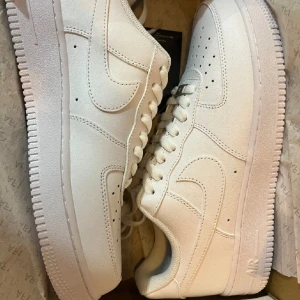 Air force - Nike airforce  Säljes för dem är aldrig använda och kommer ej göra det i framtiden Storlek 42-43