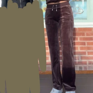 Juicy byxor - Säljer mina juicy byxor då jag inte använder de längre. De har ett märke på benet men de syns inte så mycke när man har på dig de. 