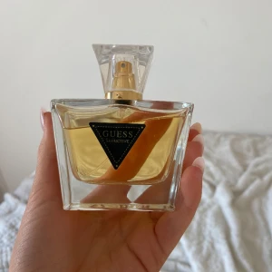 Guess parfym - Säljer denna parfym pga att den inte riktigt känns som jag, kunde inte lämna tbx efter att ha öppnat den. Därav använd fåtal gånger som man ser på bilden, pris kan diskuteras💖