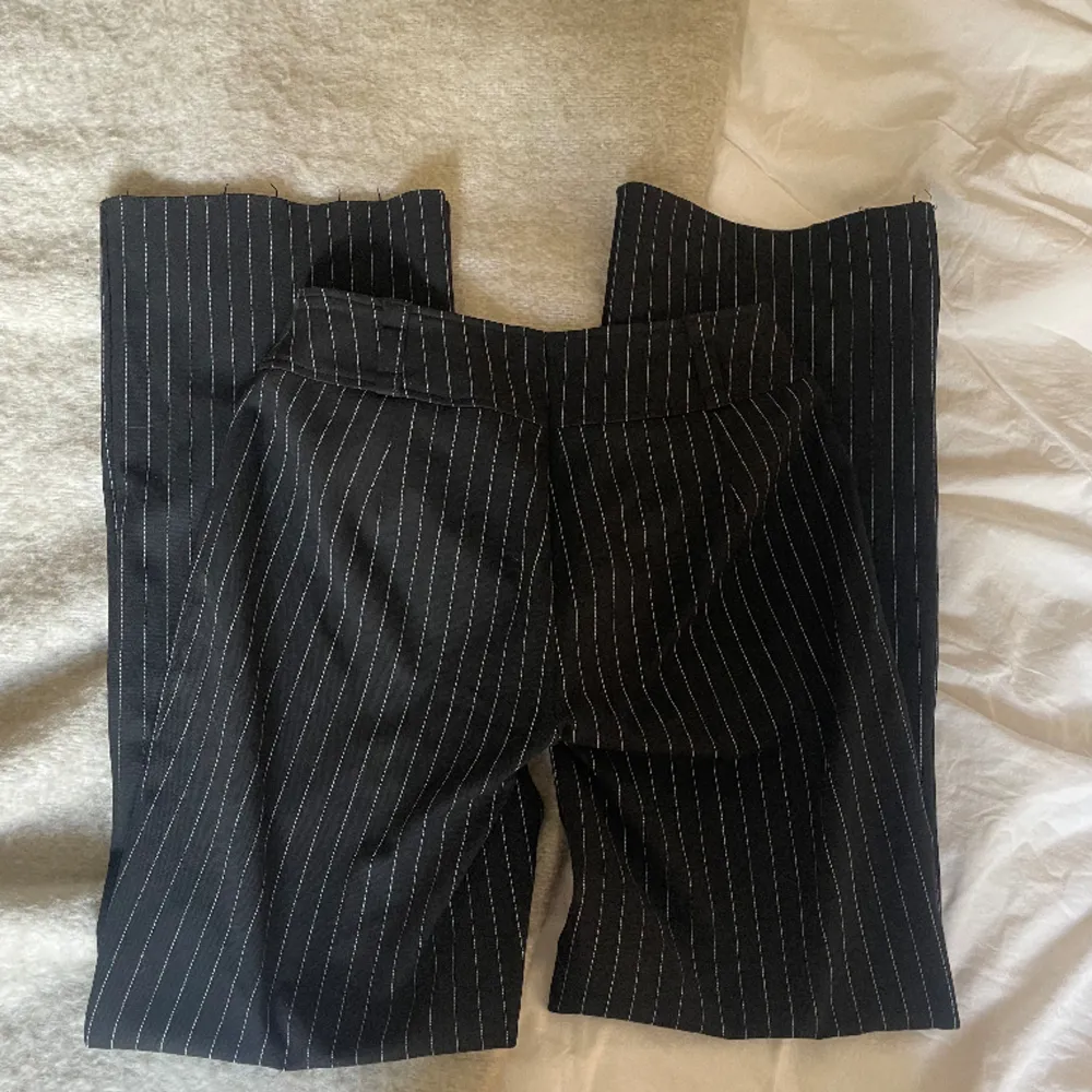 Randiga lågmidjade kostymbyxor i storlek xs/s, det är perfekt i längd på mig som är 1,67💐. Jeans & Byxor.