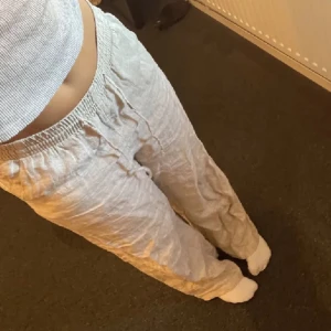 Linnebyxor - LÅNAD BILD från förra ägare!! Beige linnebyxor från Gina tricot (för egna bilder är de bara att höra av sig). Stora i storlek och passar både S & M också. Superfina nu till vår/sommaren! Köparen står för frakt! 💓Pris kan diskuteras vid smidig affär