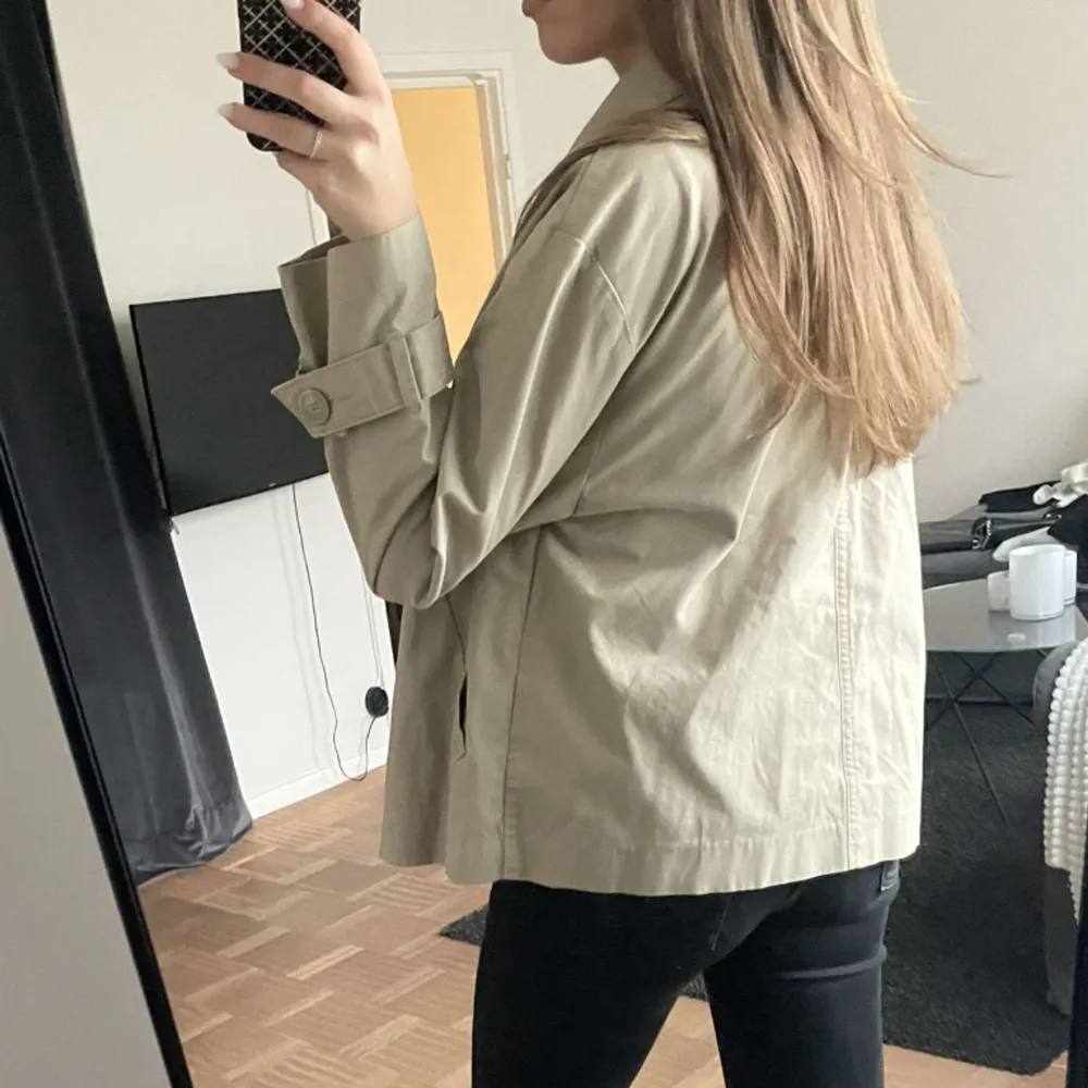 perfekt vårjacka från Monki! Beige kort trenchcoat i storlek M, använd 2 ggr!❤️. Jackor.