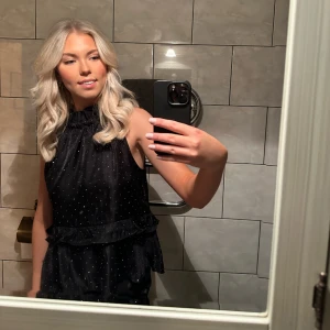 Fest topp från Neo noir - Jättefin fest topp  som inte kommer till användning, använd 2 ggr. Nypris 500 kr