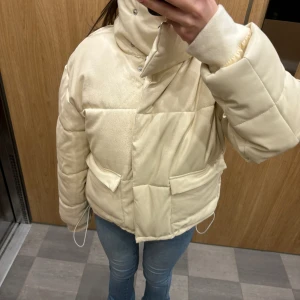 Jacka från asos - Tjock och varm jacka från asos. Sitter lite oversize på mig som har XS. Använd kanske 3 ggr