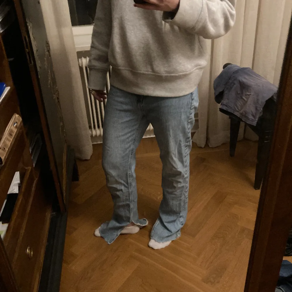 Lite mer baggy jeans. Jätte snygga och bra skick. Små hål vet inte om det syns på bilden. Skriv för fler bilder och frågor❤️❤️. Jeans & Byxor.