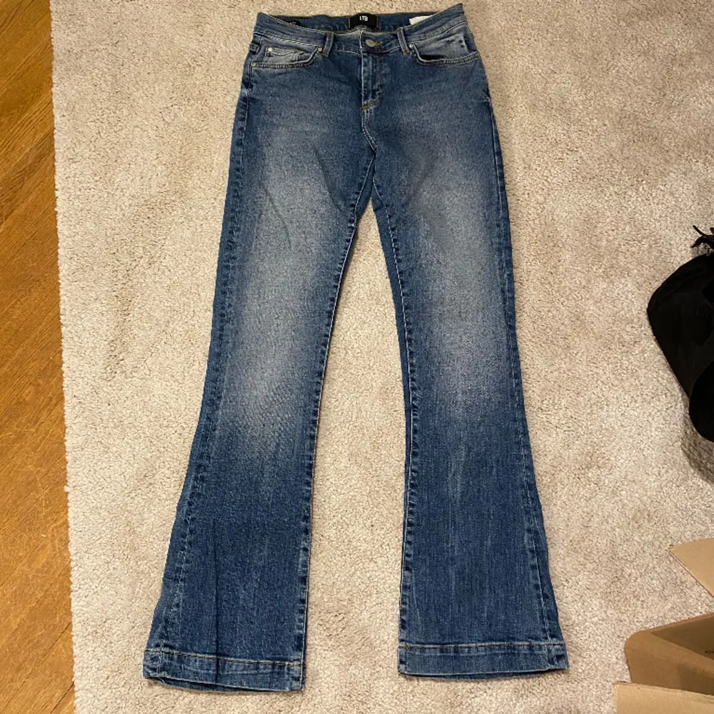 Säljer dessa ltb jeans i modellen fallon som inte kommer till användning längre. De har en liten bristning i sömnen vid insida lår men det går enkelt att sy ihop. Midja: 35cm, lår:21cm, Innerbenslängd:78cm, ytterbens längd: 103cm. Jeans & Byxor.