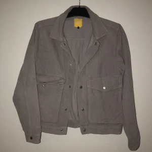 Manchester jacka - Snygg manchester jacka som sitter lite oversized. Storlek 1 passar som en small