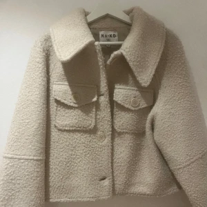 Begie kappa - Jackan är inte använd så många gånger så den är i bra skick. Jackan kan upplevas nopprig på bild, det är så den ska vara (visas tydligt på andra bilden) jackan är köpt för 800kr, och slutsåld på hemsidan. 