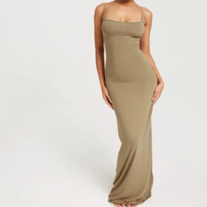 Långklänning - Säljer denna beiga långklänningen från Nelly i storlek XS. Den är aldrig använd och har fortfarande prislapp kvar🤍