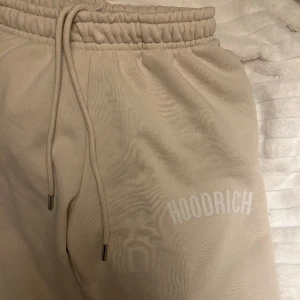 Hoodrich mjukis - Hoodrich mjukisbyxor i färgen beige . Knappt använda ✨🤩