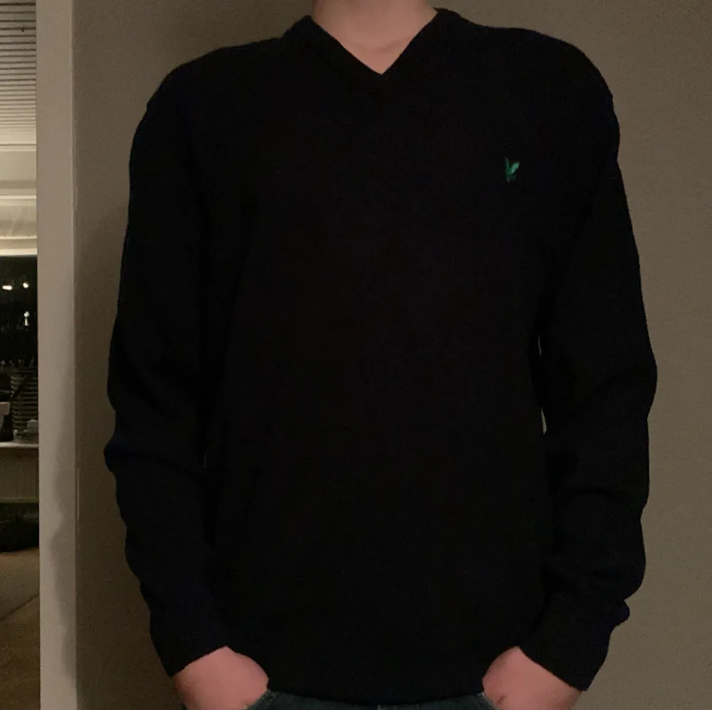 Jag säljer min jättesnygga Lyle & scott tröja. Skick 9/10. Modellen är 175.. Tröjor & Koftor.