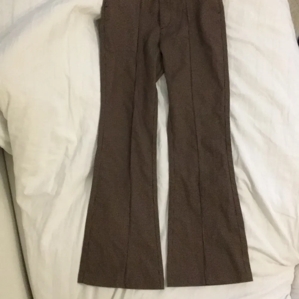 Säljer dom här eftersom de är för små, de går att spänna I midjan. Använt 1 gång, nästan nya. De är bootcut och midwaist. Skriv till mig för mera bilder och läs bion. . Jeans & Byxor.