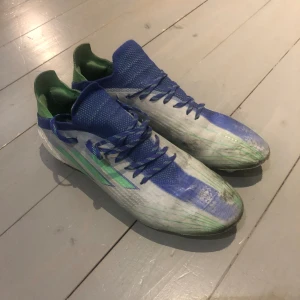 X speedflow.1 Elite Limited Edition - Jag säljer mina använda fotbollsskor som är köpta för 2300 kr. Men de är rätt så slitna men fungerar verkligen. Stl 42