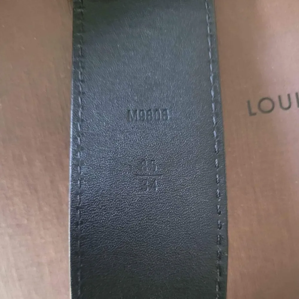 Äkta Louis Vuitton skärp kvitto finns, det är iinköpt & legit chekad av företag i Paris.  Amvänd varsamt så i väldigt fint skick! . Övrigt.