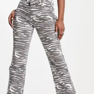 Säljer dessa helt nya snygga zebra lågmidjade jeans ! Från asos . Använda endast en gång . Raka/lite bootcut och lågmidjade . Stolek W25 