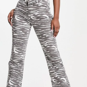 Zebra byxor  - Säljer dessa helt nya snygga zebra lågmidjade jeans ! Från asos . Använda endast en gång . Raka/lite bootcut och lågmidjade . Stolek W25 