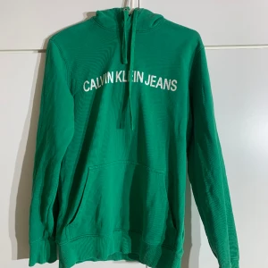 Grön Calvin Klein hoodie - Använd nån gång alltså mycket bra skick. Fråga och skriv för mer bilder💕