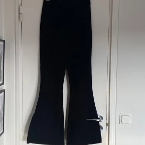 Svarta bootcut - Så fina svarta bootcut byxor. Högmidjade och har liten slits på sidan. Insåg att det var en litet hack på ena byxbenet längsta ner. Inget jag sett innan men känns bra att veta. 
