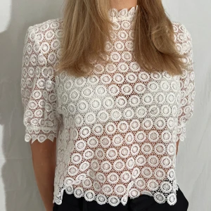 Vit blus i spets  - Vit blus i spets med fina detaljer. Passar XS-M.🤍🌸