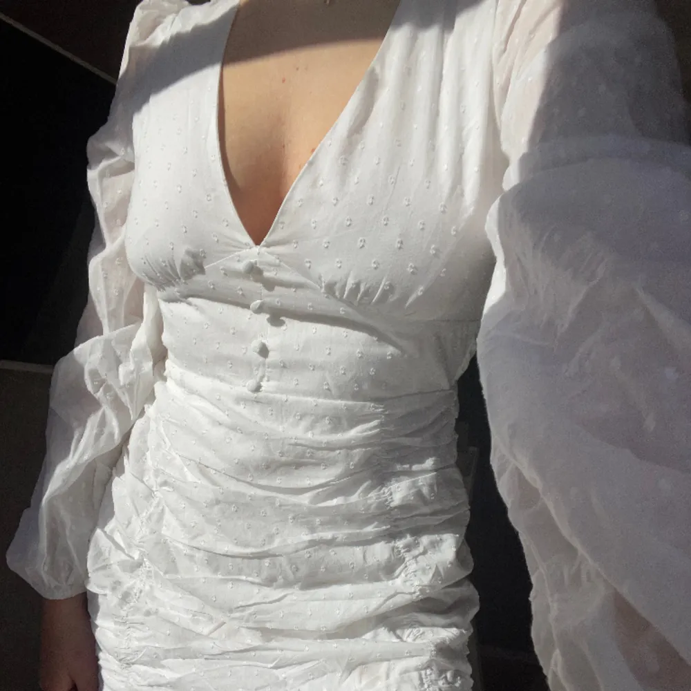 Säljer denna klänning åt en vän, aldrig använd med prislapp kvar! 🥰 nypris 599kr. Klänningar.