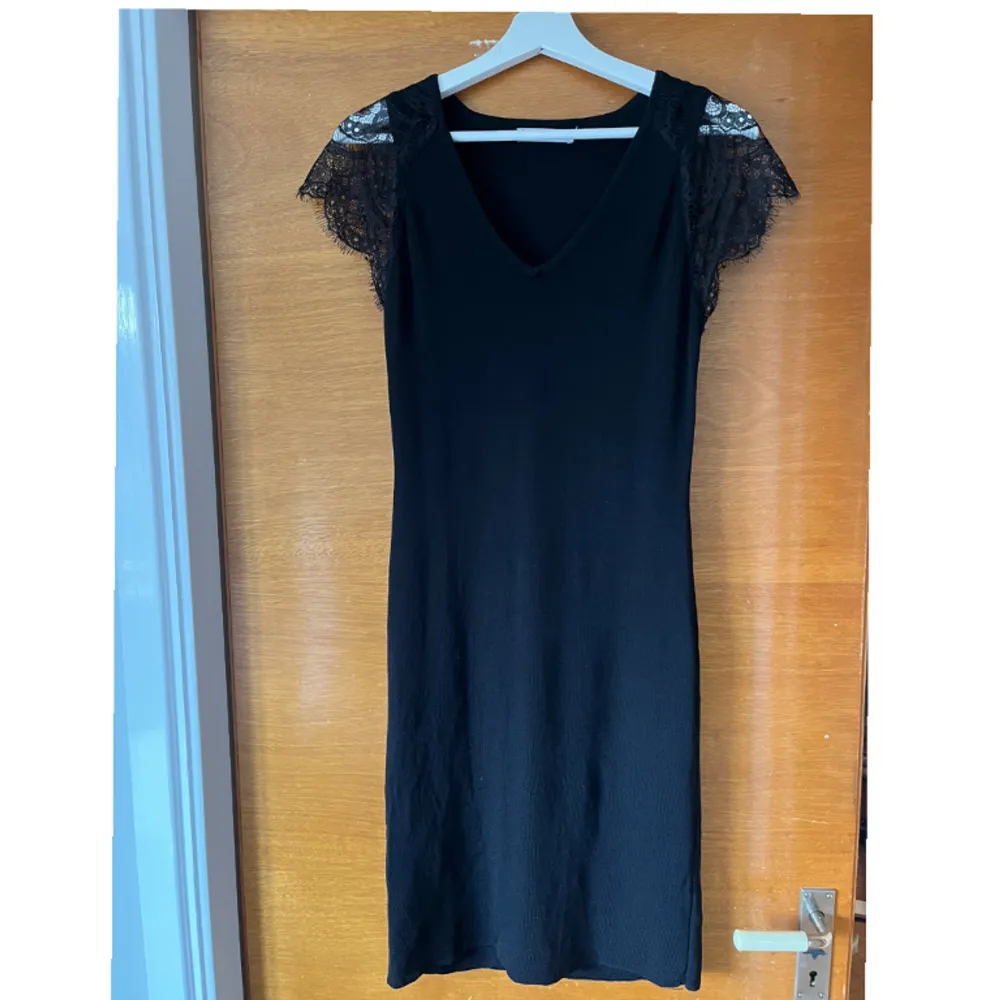 Nu säljer jag en snygg kortärmad svart klänning från Mango med spets över axlarna. I storleken medium. Den är i nyskick!. Klänningar.