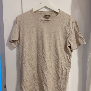 beige hm tröja 💛 - säljer mitt ex kvarglömda kläder gahaga 😭 vanlig hm-tshirt i storlek M, passar bra gör damer också :) ✨ SKA FLYTTA UTOMLANDS SÅ ALLT MÅSTE BORT INNAN 17 MARS ✨ 