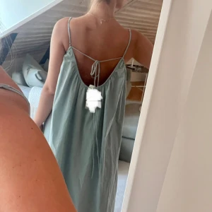 Klänning 🌸 - Superfin och skön klänning från H&M. Sen är i storlek S men är väldigt luftig. Den är även i bra skick då jag enbart använt den ett fåtal gånger 🌸Köparen står för frakt🥰