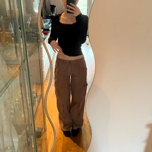 Cargo jeans - Bruna lowwaist cargo byxor med bra passform. De är lite baggy vilket är snyggt med dessa. De har små fickor på sidorna och är jättesnygga men använder aldrig 