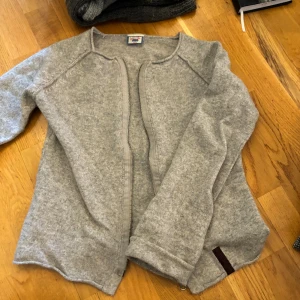 ull kofta - fin ull kofta storlek 40/42. 80% riktigt ull. 