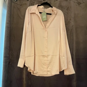 Blus - V-ringad blus helt ny 