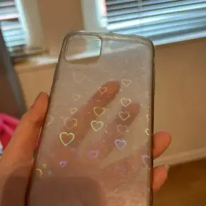 Ett skal med sånna coola hjärtan! Till iPhone 11. Har bytt mobil så kan inte ha den längre! Lite smutsig. 