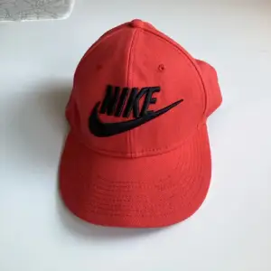 Röd Keps från Nike. Köparen betalar för frakten🥰❤️