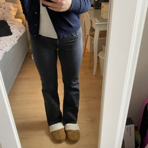 Lågmidjade jeans - Lågmidjade jeans från H&M i mörkgrått. Fint skick🫶🏼