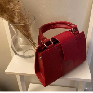 Väska - Säljer denna fina väskan för den inte kommer till användning. Är en liten fläck på baksidan som jag inte direkt försökt att få bort men försöker såklart med det innan jag skickar iväg den. Annars inget som stör. Finns axelband som jag skickar med💞