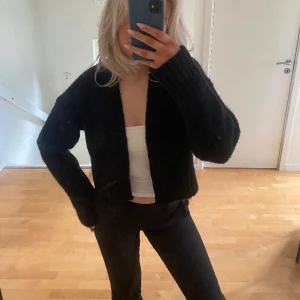 Kofta - Söt svart kofta💕 från zara, knappt använd så den är i mycket fint skick🤗 