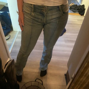 Jeans från berskha - Jätte fina jeans från berskha, köpt här på plick och använd en gång, osäker på storleken men passar mig som brukar vara 38💕(slutsålda på hemsidan)