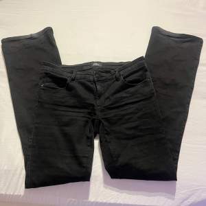 Snygga lågmidjade utsvängda jeans ifrån Only, midjemåttet är 38 cm rakt över(stretchiga) och innerbenslängden är 83 cm💗💗💗