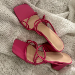 Rosa klackskor - Rosa klackskor 6,9cm Använda en gång  Går för andra strl också