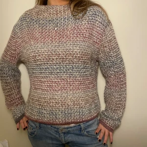 Stickad tröja - Jätte gullig stickad tröja, flerfärgad och har lite glitter i sig! Super skick. Tryck gärna på köp nu