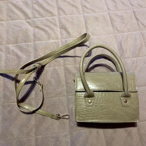 Mini väska - Vet faktiskt ej vart jag köpte denna men den är fin och liten, massor kan passa in.❣️