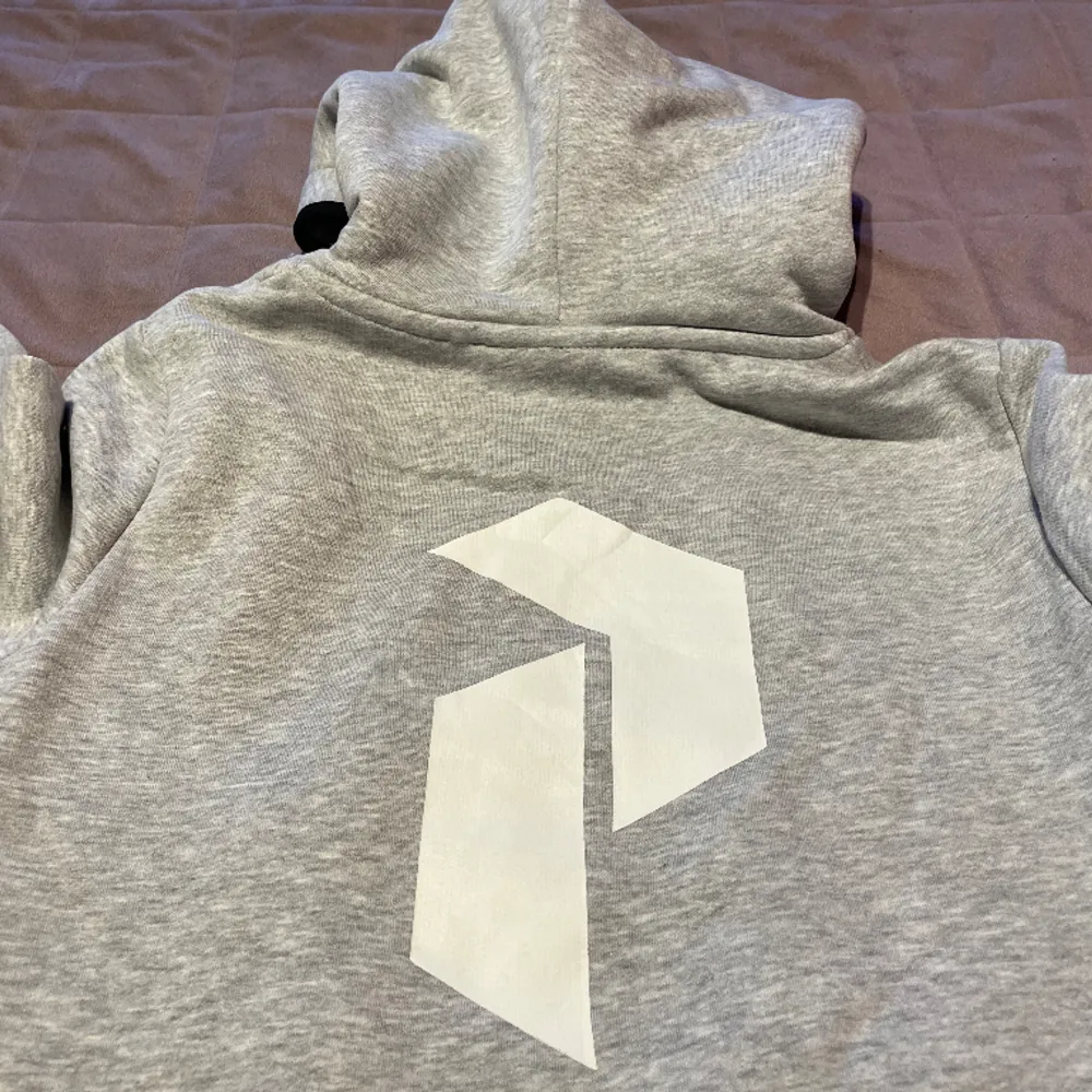 Köpte denna kofta i Peak för ett tag sedan men aldrig riktigt använt, den har varmt material vid insidan. Jätte fin. Hoodies.